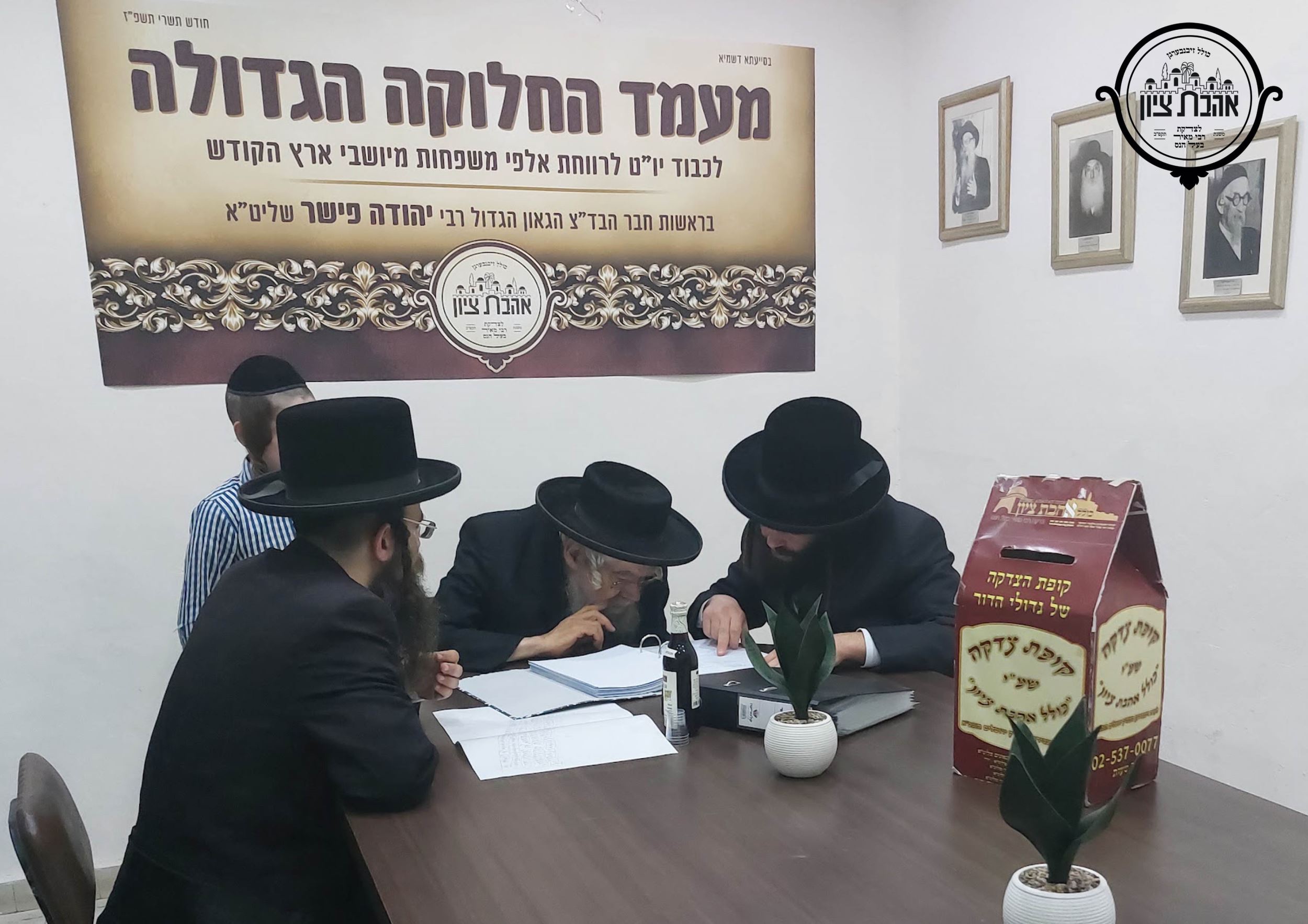 Rabbi Fisher at the Sukkos distribution